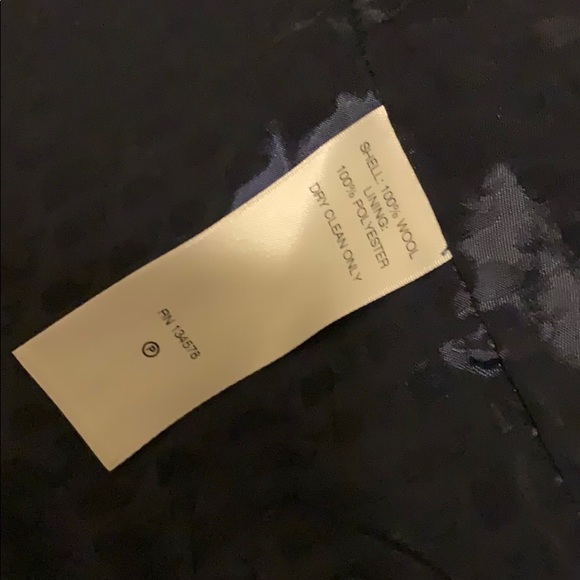 Vineyard vines suit jacket pockets & anchor button - Picture 14 of 16